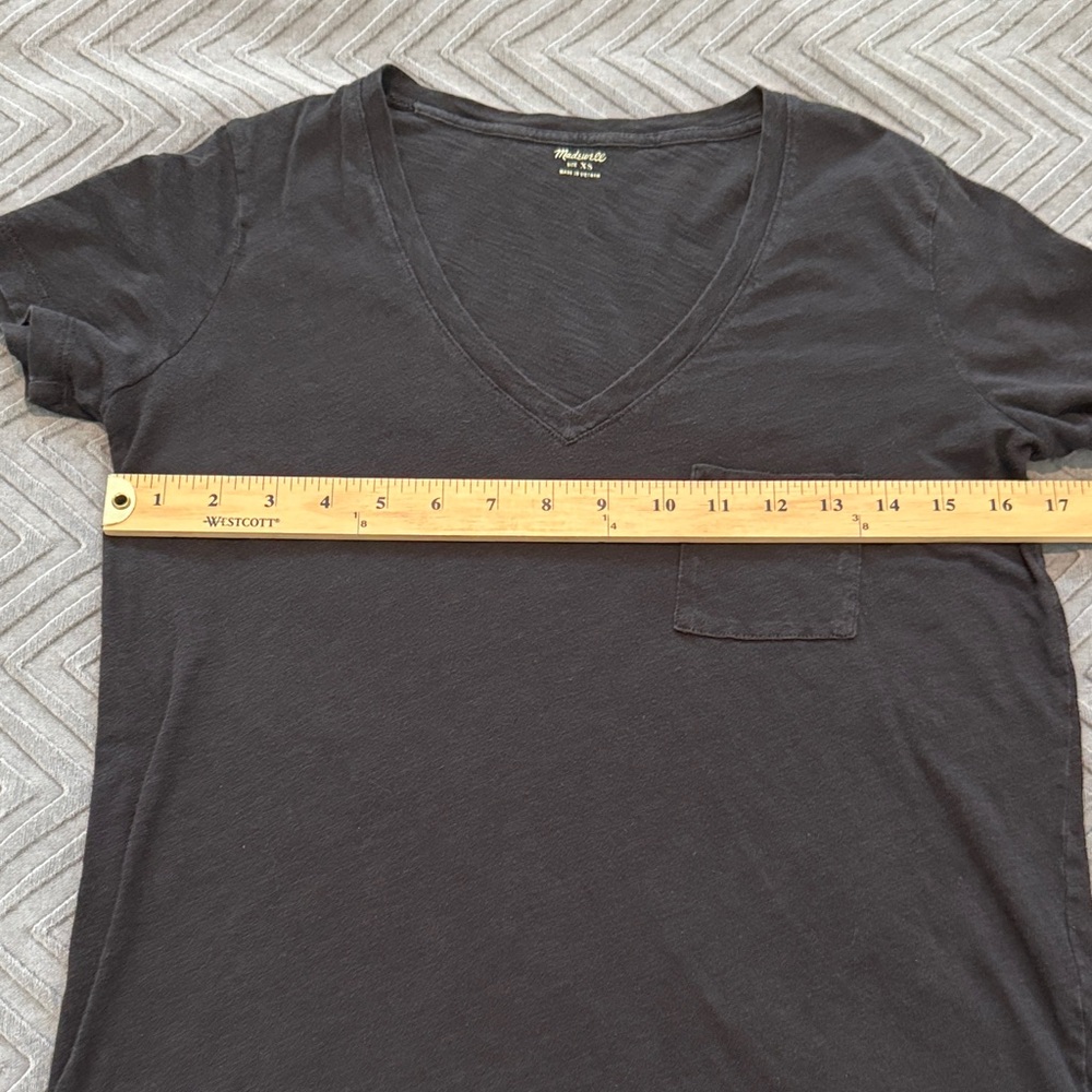 Madewell V-Neck Pocket Tee - Picture 3 of 6